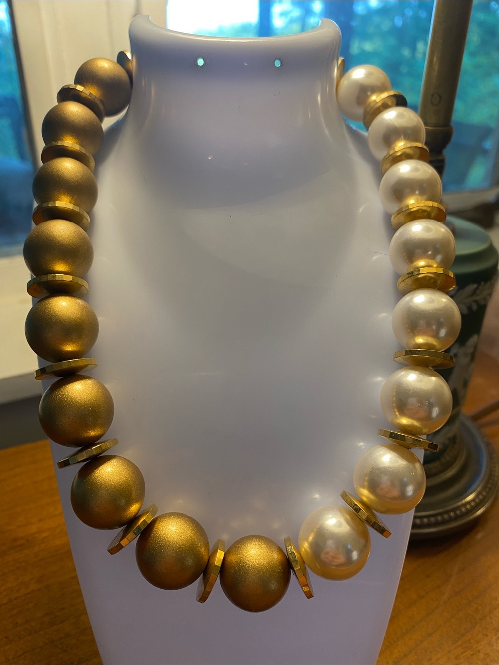 Elegant Gold and faux Pearl Beaded Necklace